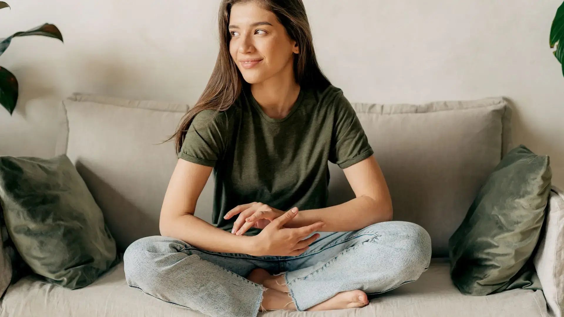 Bürostuhl und Schneidersitz – Person sitzt entspannt im Schneidersitz auf einem Sofa