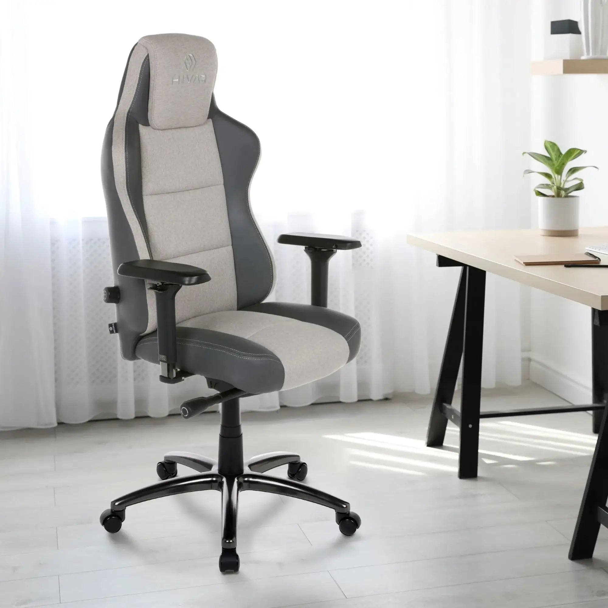 HIVAR Eqlipse Cloud Obsidian, rechte vordere Seitenansicht – dezentes Design vor modernem Büro / Homeoffice