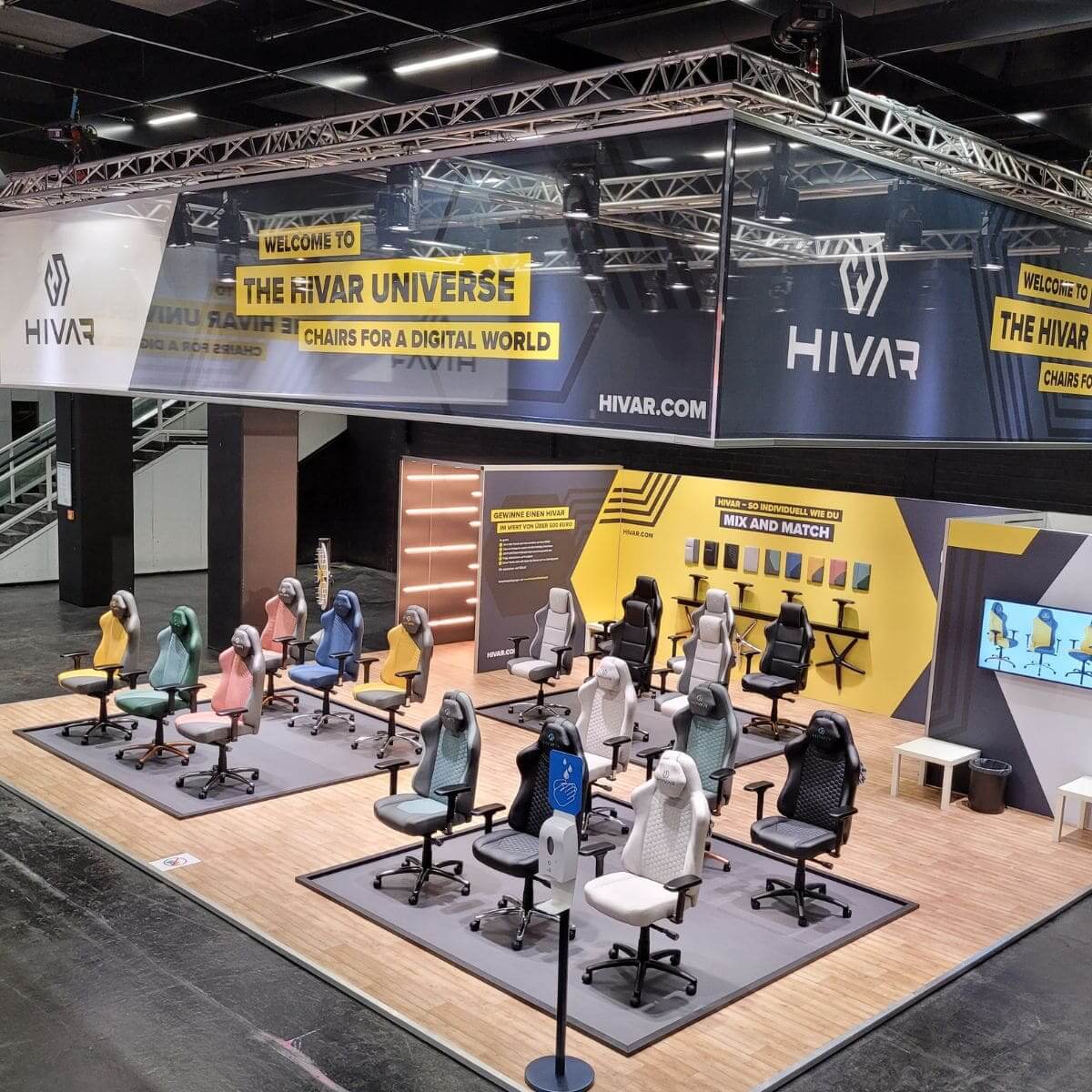 HIVAR Gamescom – HIVAR Messestand auf der Gamescom ohne Besucher und mit Gaming-Stühlen