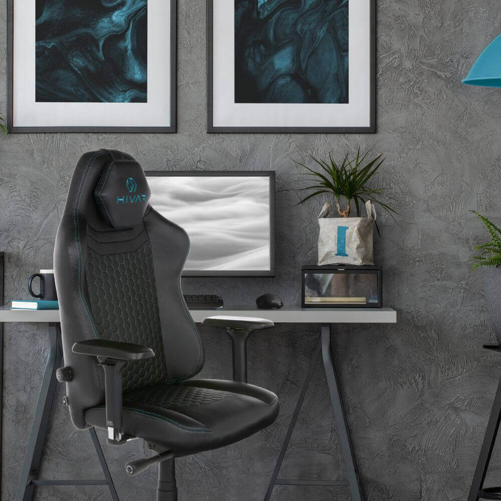 HIVAR ORBICAL ONYX Mood – ORBICAL ONYX Stuhl in einem stilvollen Gaming-Setup mit mehreren Monitoren