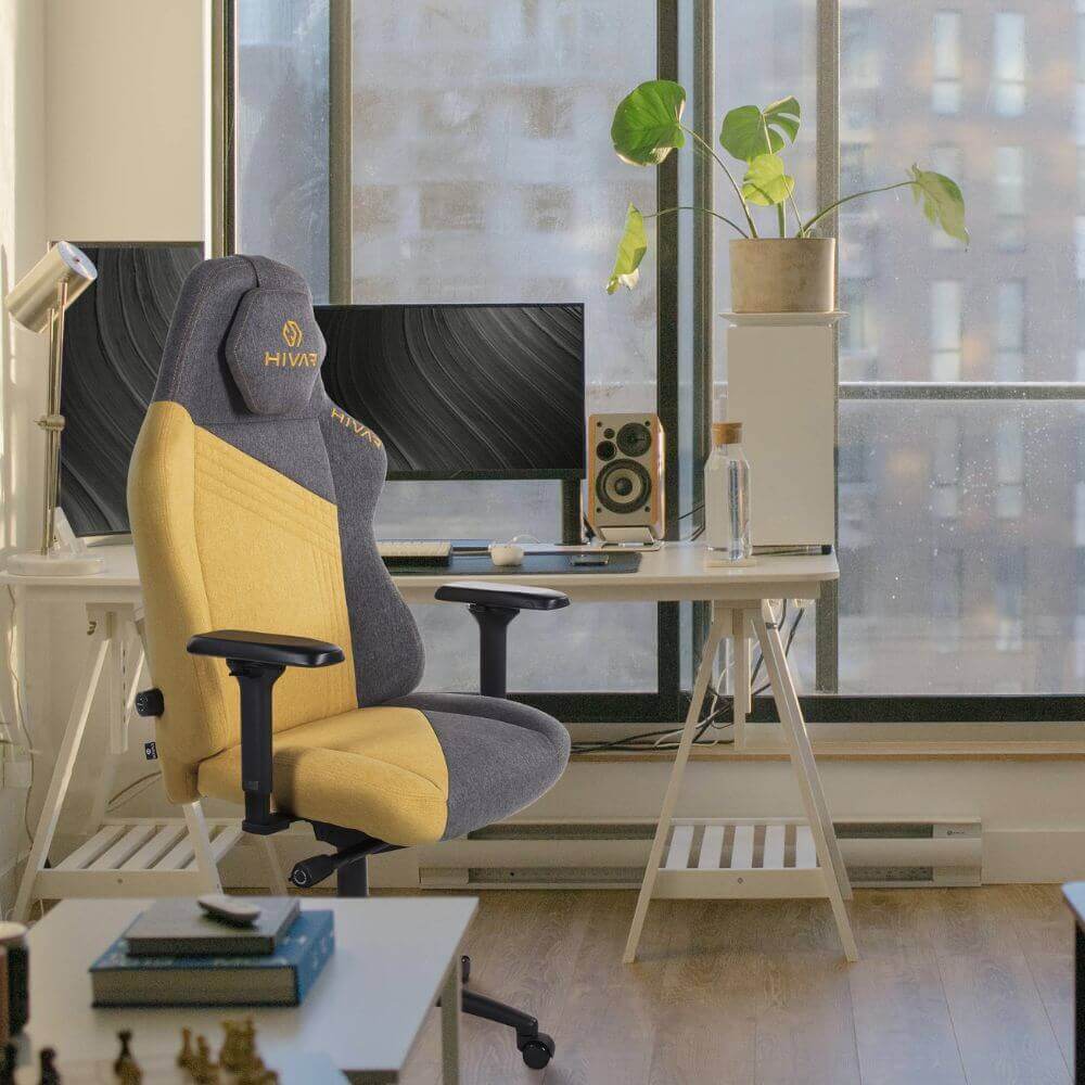 HIVAR SKYLAR XL SUN Mood – SKYLAR XL SUN Stuhl in einer modernen Arbeitsumgebung mit sonnigem Farbkonzept