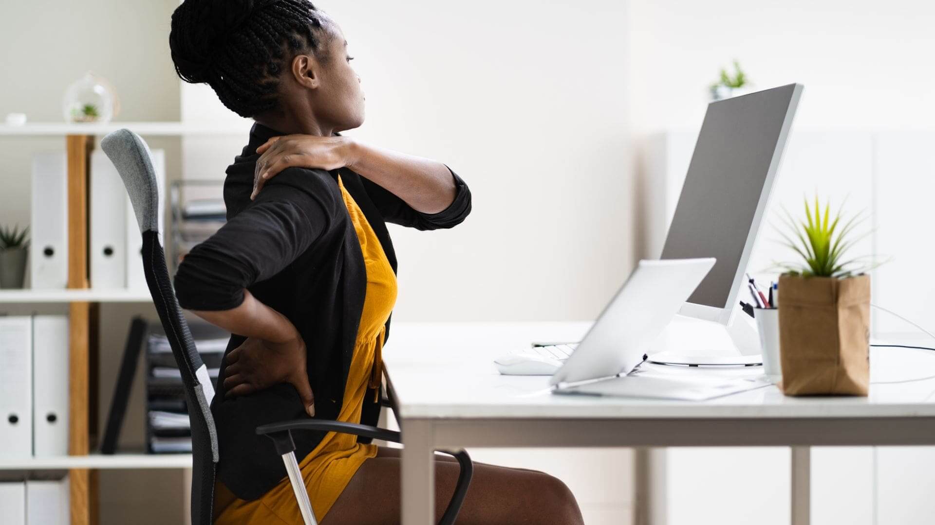 Bürostuhl rückenschonend – Frau arbeitet an einem Schreibtisch mit ergonomischem Bürostuhl