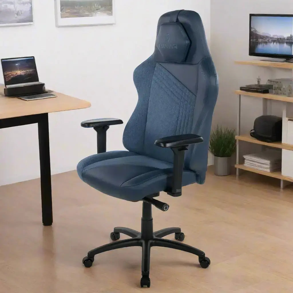 HIVAR Skylar XL Ocean Coal, linke Seitenansicht – Gaming-Stuhl mit ergonomischer Rückenlehne, Schreibtisch-Setup im Hintergrund