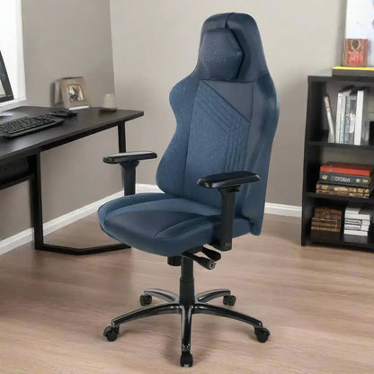 HIVAR Skylar XL Ocean Obsidian, linke Seitenansicht – Gaming-Stuhl mit ergonomischer Rückenlehne, Schreibtisch-Setup im Hintergrund