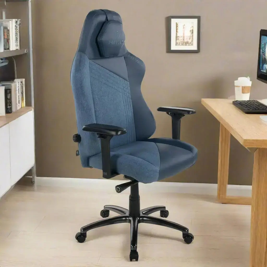 HIVAR Skylar XL Ocean Obsidian, rechte Seitenansicht – stilvoller Gaming-Stuhl mit 4D-Armlehnen, wohnliches Arbeitszimmer im Hintergrund