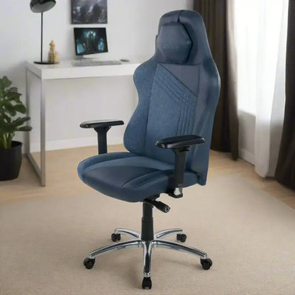 HIVAR Skylar XL Ocean Silver, linke Seitenansicht – Gaming-Stuhl mit ergonomischer Rückenlehne, Schreibtisch-Setup im Hintergrund