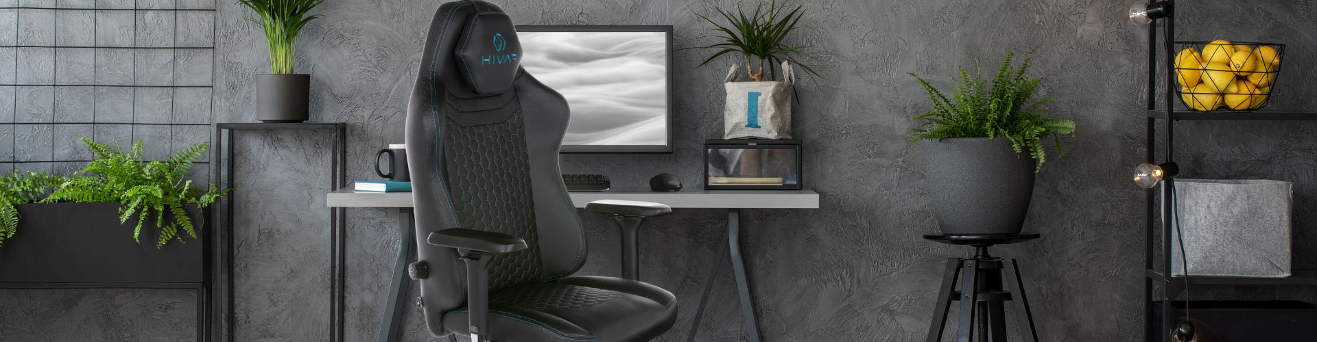 Skylar Ocean Gaming Stuhl in dunkelblau vor einem Schreibtisch. Im Hintergrund ist ein Ergometer